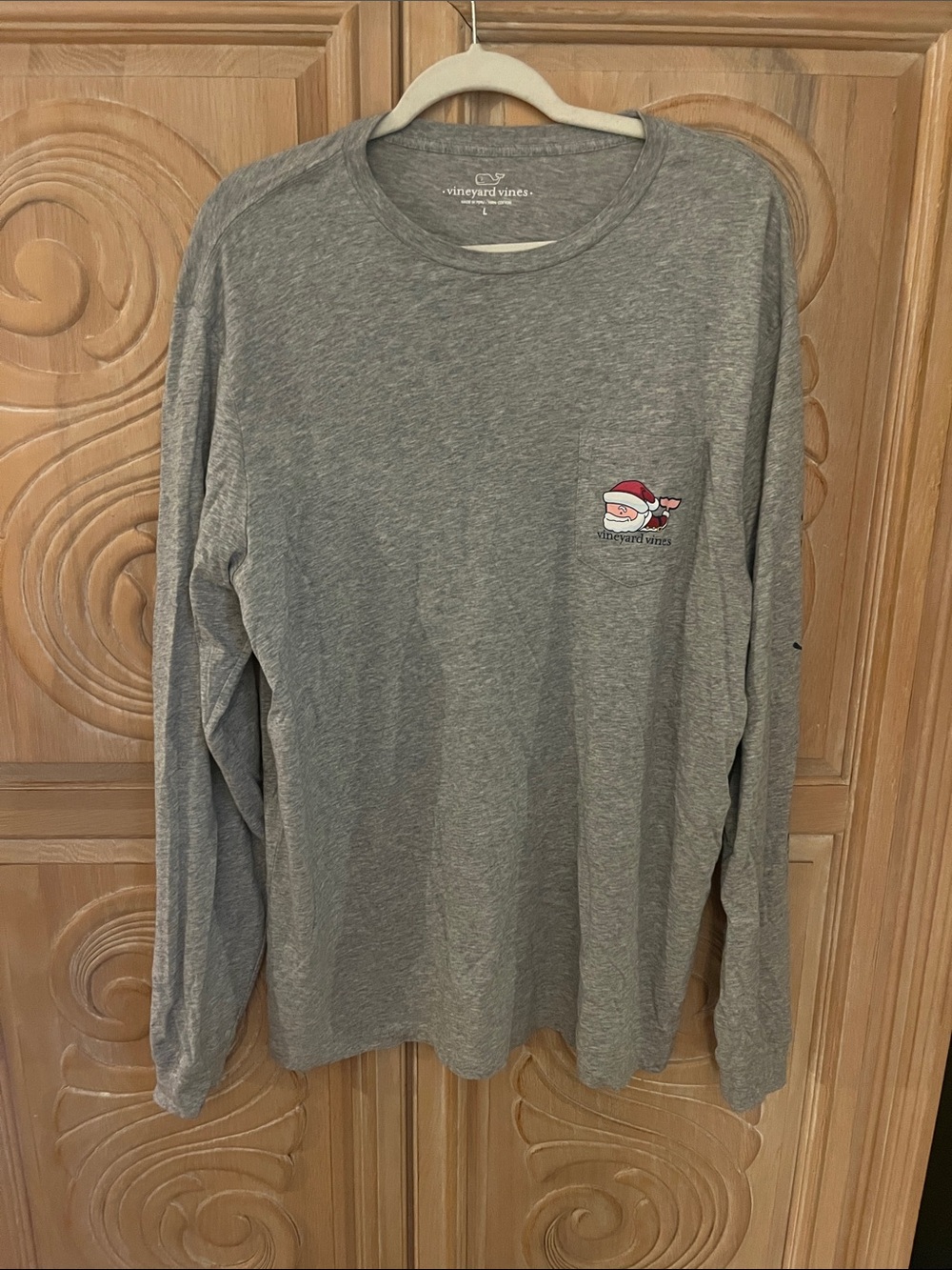 Vineyard Vines Men’s ChristmasLong-Sleeve Heather Gray Crew with Red Accent Logo